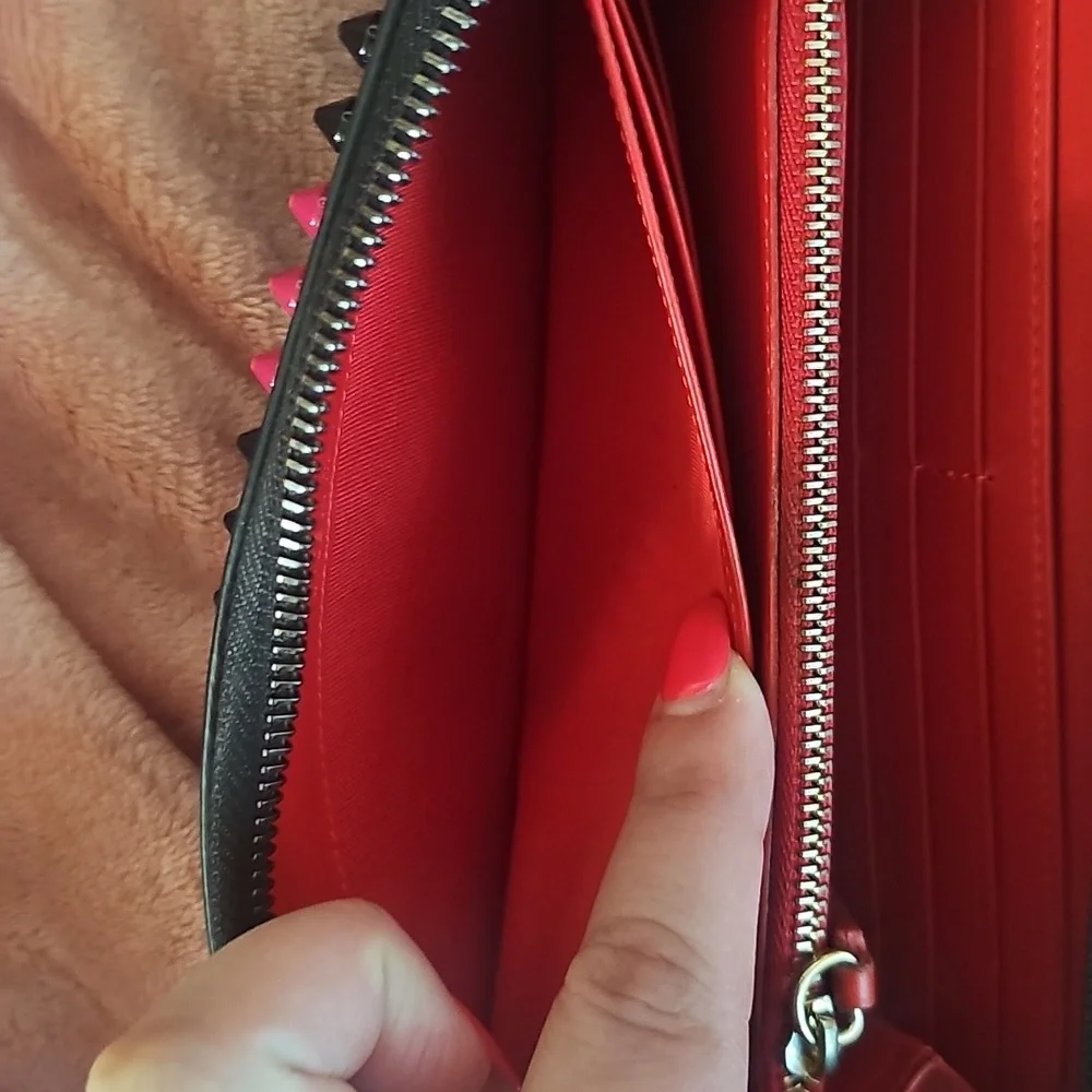 Christian Louboutin. Heart Loubiposh Valentines Black. - Picture 6 of 8